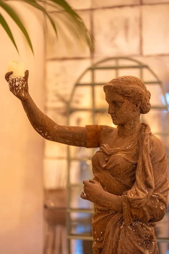 Une statue de pierre dans les jardins