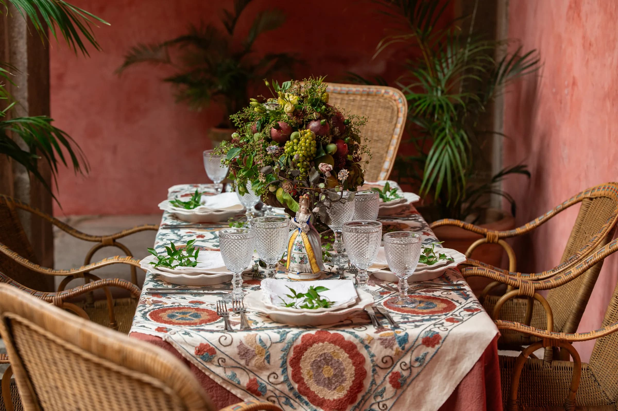 Une table dressée pour un repas