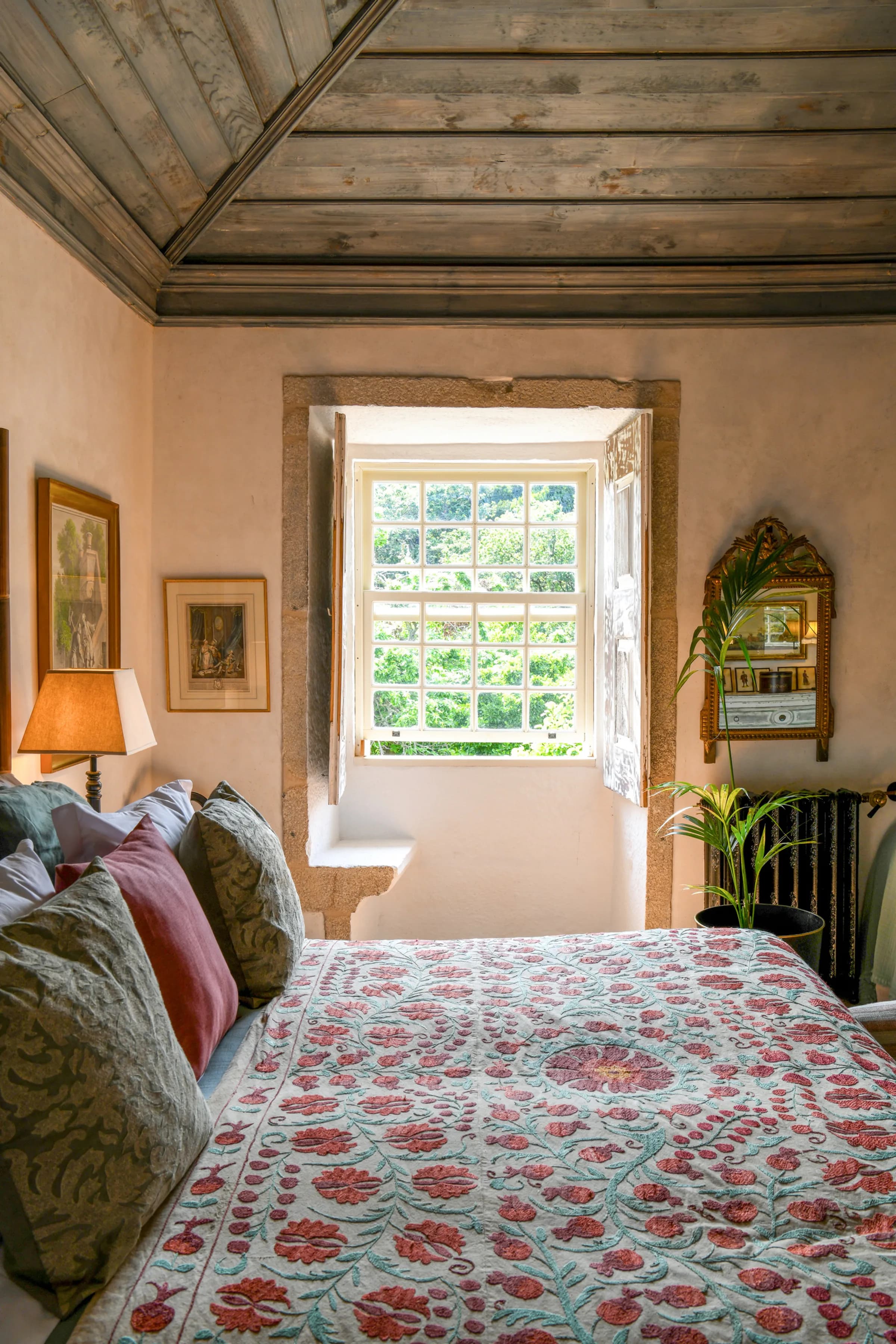 The Camelia suite — a second bathroom with a twin terracotta washstand