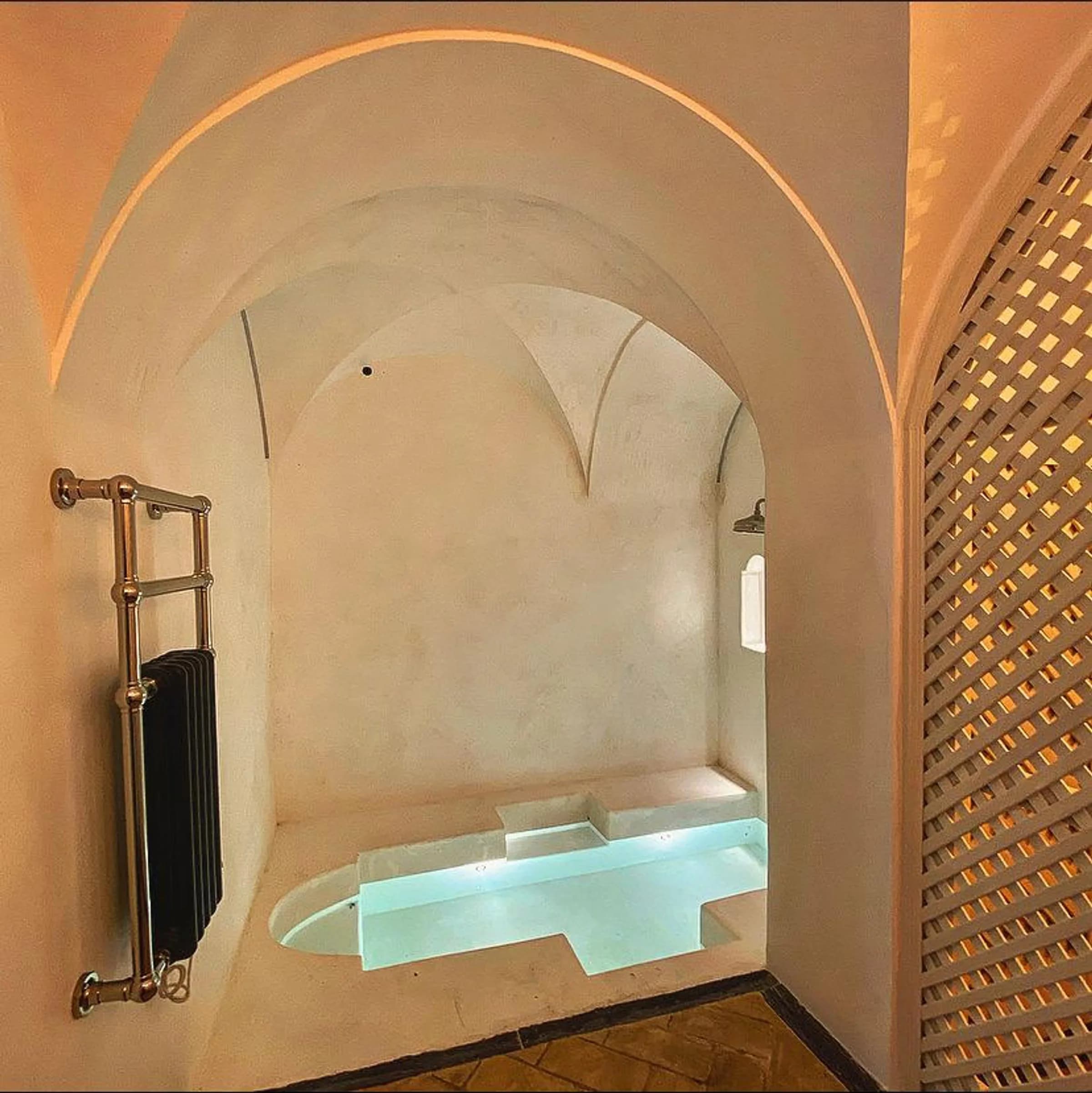 The Hortensia bathroom — a sunken tub beneath a groin-vaulted niche