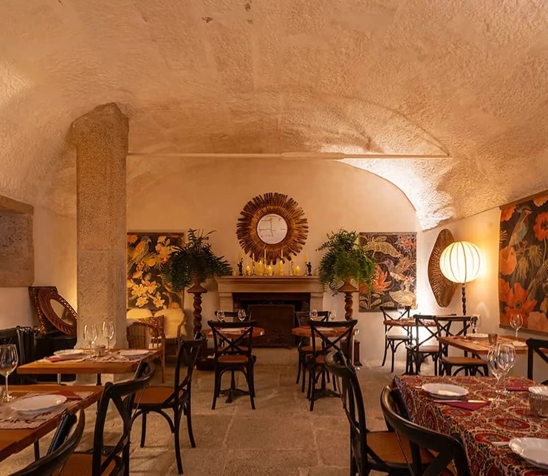 La salle voûtée en pierre du Magnolia Bistro, dressée pour le dîner à la lueur du feu
