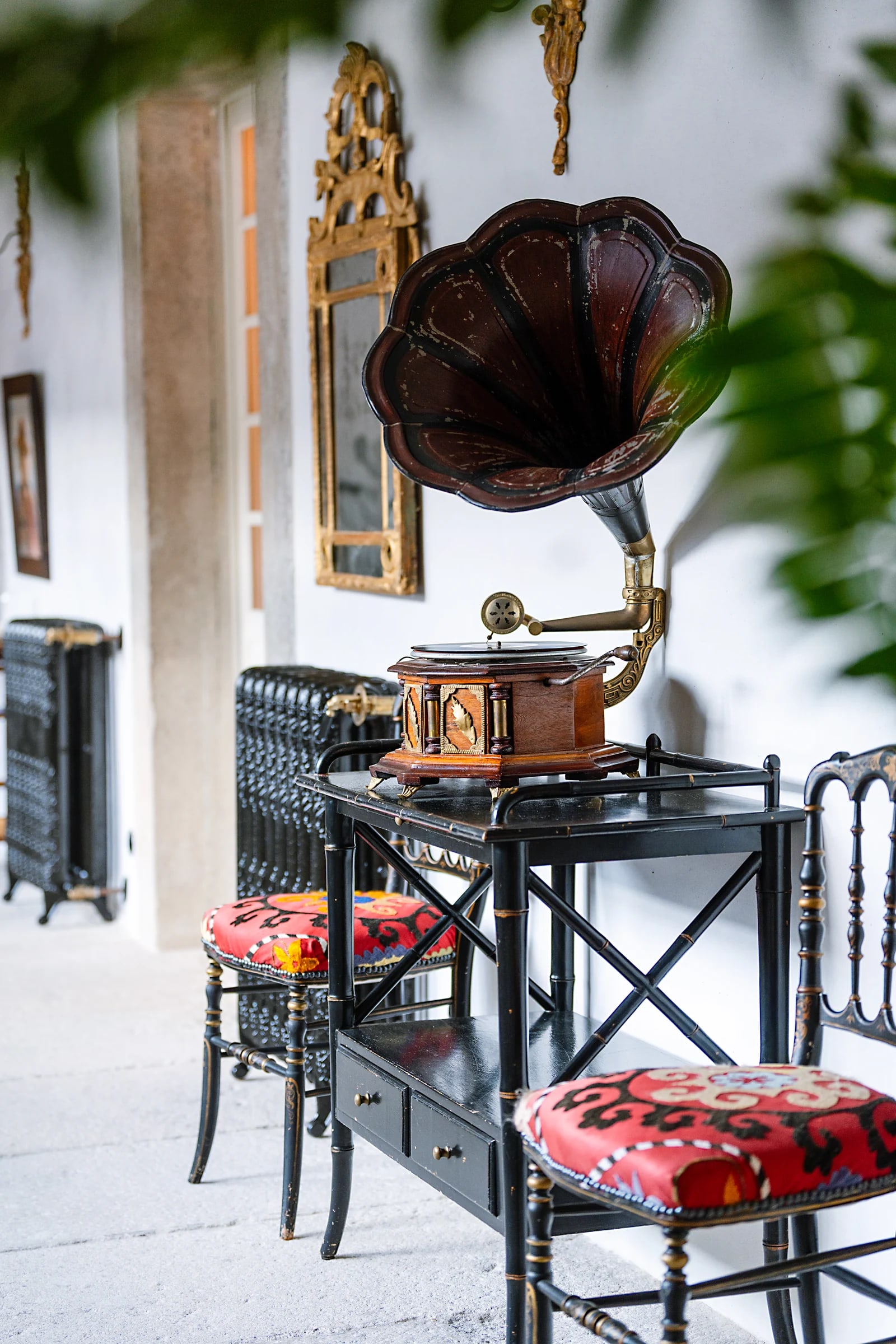 Un gramophone ancien sur une table laquée dans la galerie du cloître, miroir doré en arrière-plan