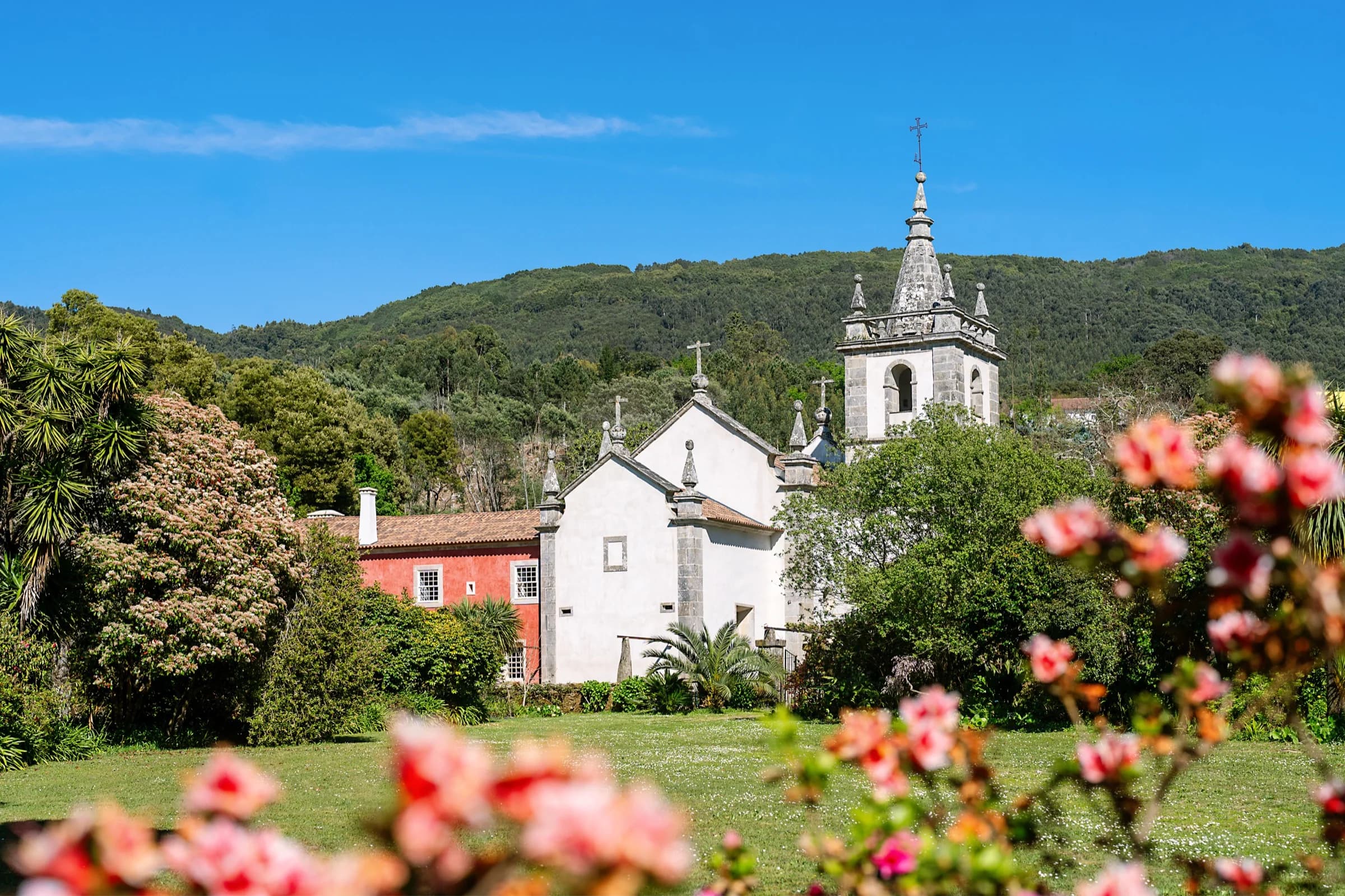L'église du Convento vue à travers les jardins fleuris